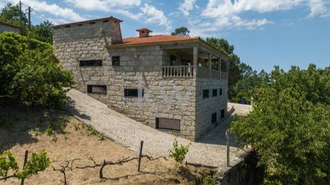 Quinta com amplo jardim, vinha, piscina, capela e vistas fabulosas, em Soalhães, Marco de Canaveses