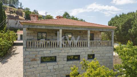 Quinta com amplo jardim, vinha, piscina, capela e vistas fabulosas, em Soalhães, Marco de Canaveses