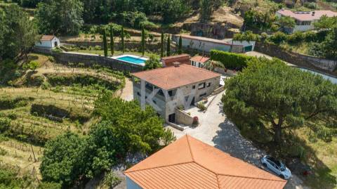 Quinta com amplo jardim, vinha, piscina, capela e vistas fabulosas, em Soalhães, Marco de Canaveses