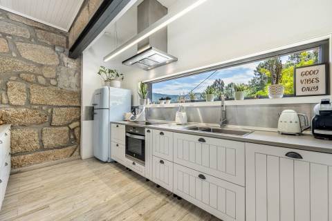 Quinta com amplo jardim, vinha, piscina, capela e vistas fabulosas, em Soalhães, Marco de Canaveses