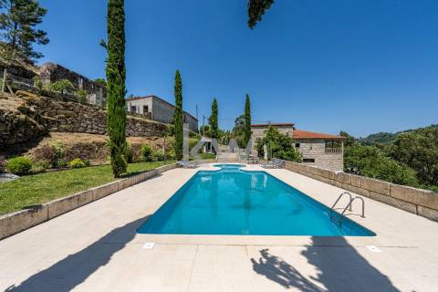 Quinta com amplo jardim, vinha, piscina, capela e vistas fabulosas, em Soalhães, Marco de Canaveses