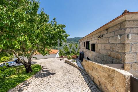 Quinta com amplo jardim, vinha, piscina, capela e vistas fabulosas, em Soalhães, Marco de Canaveses
