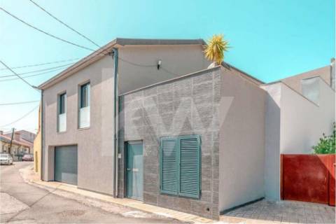 Duas Moradias T2 em Matosinhos – Garagem Dupla, Terraços e Vista Desafogada