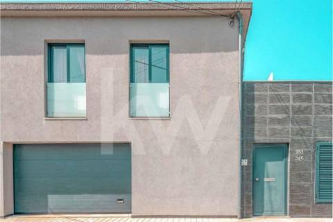 Duas Moradias T2 em Matosinhos – Garagem Dupla, Terraços e Vista Desafogada