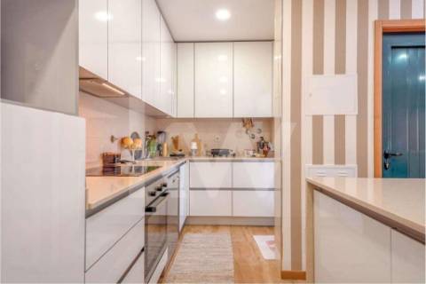 Duas Moradias T2 em Matosinhos – Garagem Dupla, Terraços e Vista Desafogada