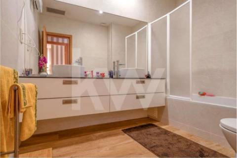 Duas Moradias T2 em Matosinhos – Garagem Dupla, Terraços e Vista Desafogada