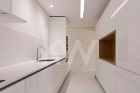 T3 remodelado com Box e espaço exterior, junto à Av. Boavista