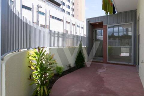 T3 remodelado com Box e espaço exterior, junto à Av. Boavista