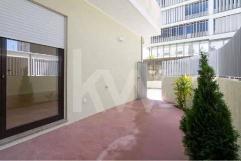 T3 remodelado com Box e espaço exterior, junto à Av. Boavista