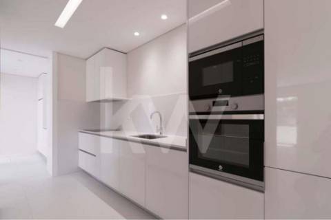 T3 remodelado com Box e espaço exterior, junto à Av. Boavista