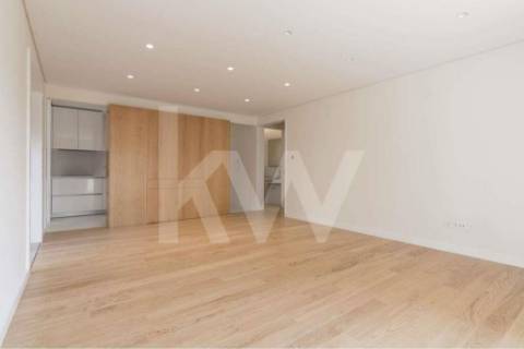 T3 remodelado com Box e espaço exterior, junto à Av. Boavista