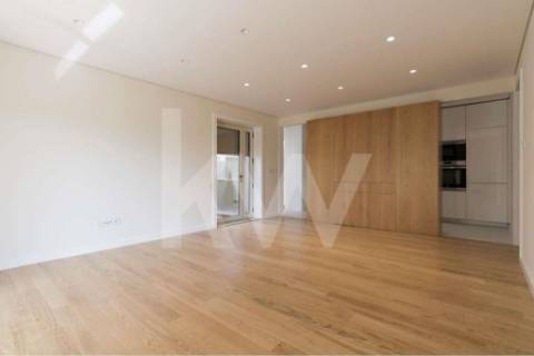 T3 remodelado com Box e espaço exterior, junto à Av. Boavista