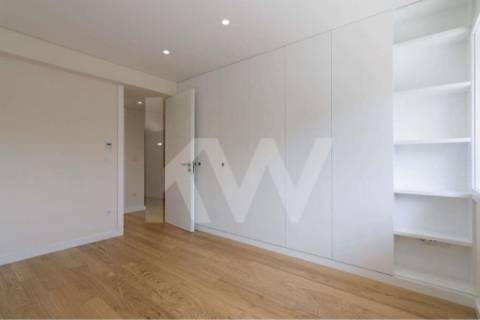 T3 remodelado com Box e espaço exterior, junto à Av. Boavista