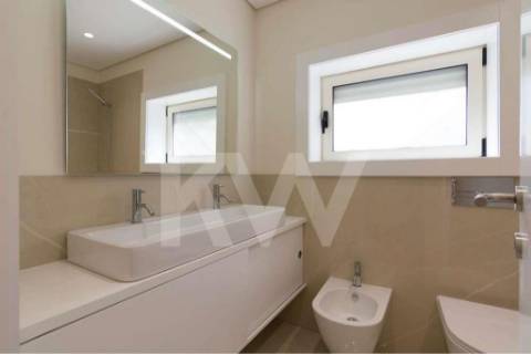 T3 remodelado com Box e espaço exterior, junto à Av. Boavista