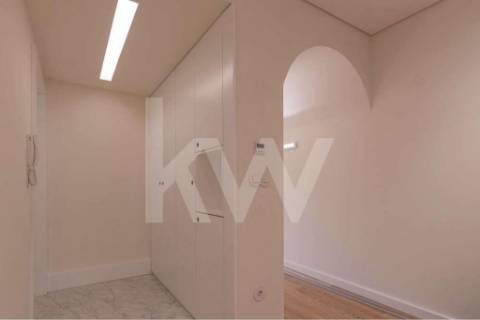 T3 remodelado com Box e espaço exterior, junto à Av. Boavista