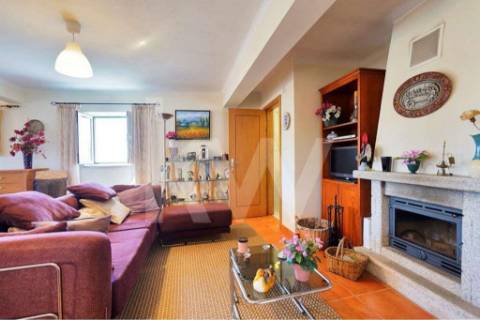 Moradia T4 em Pedra Restaurada, com 4 frentes, 2 pisos e garagem