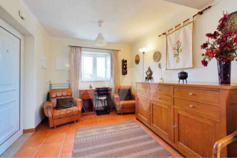 Moradia T4 em Pedra Restaurada, com 4 frentes, 2 pisos e garagem