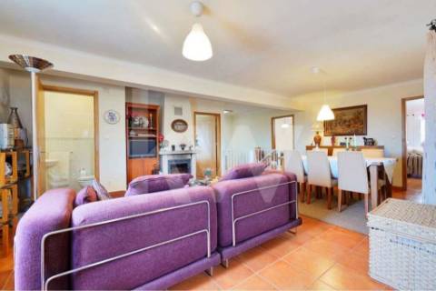 Moradia T4 em Pedra Restaurada, com 4 frentes, 2 pisos e garagem