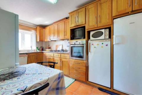 Moradia T4 em Pedra Restaurada, com 4 frentes, 2 pisos e garagem