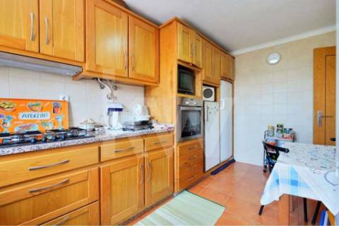 Moradia T4 em Pedra Restaurada, com 4 frentes, 2 pisos e garagem