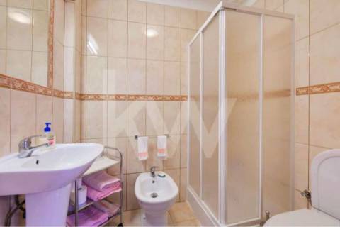 Moradia T4 em Pedra Restaurada, com 4 frentes, 2 pisos e garagem