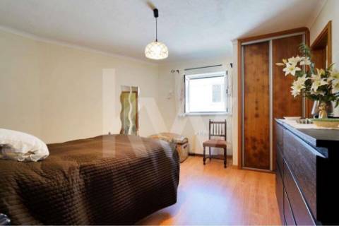 Moradia T4 em Pedra Restaurada, com 4 frentes, 2 pisos e garagem