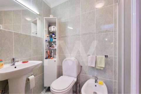 Moradia T4 em Pedra Restaurada, com 4 frentes, 2 pisos e garagem