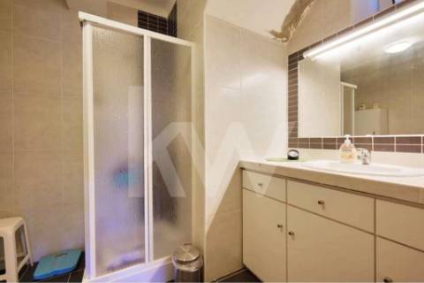 Moradia T4 em Pedra Restaurada, com 4 frentes, 2 pisos e garagem