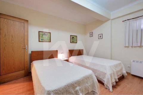 Moradia T4 em Pedra Restaurada, com 4 frentes, 2 pisos e garagem