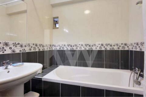 Moradia T4 em Pedra Restaurada, com 4 frentes, 2 pisos e garagem