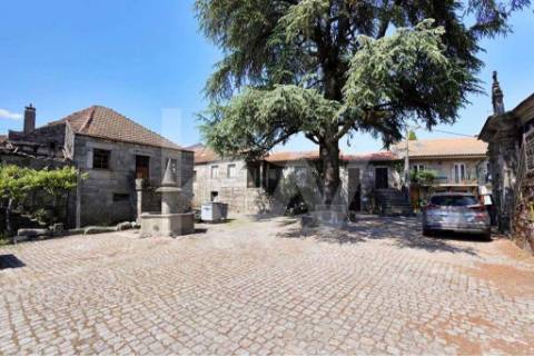 Moradia T4 em Pedra Restaurada, com 4 frentes, 2 pisos e garagem