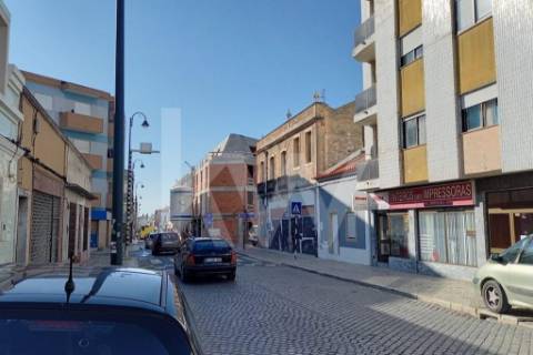 Moradia para restaurar com projeto de arquitetura para 4 quartos no Centro do Montijo e perto do Rio