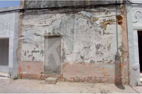 Moradia para restaurar com projeto de arquitetura para 4 quartos no Centro do Montijo e perto do Rio