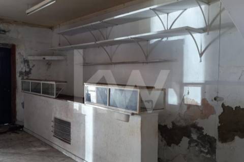 Moradia para restaurar com projeto de arquitetura para 4 quartos no Centro do Montijo e perto do Rio