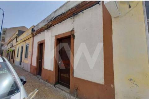 Moradia para restaurar com projeto de arquitetura para 4 quartos no Centro do Montijo e perto do Rio