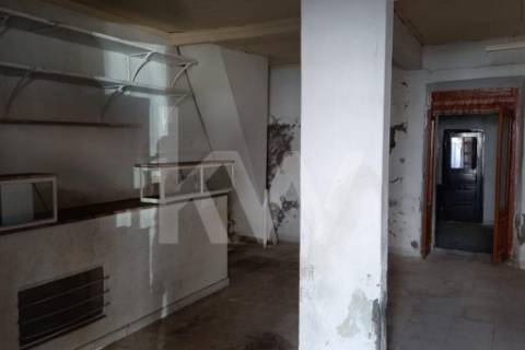 Moradia para restaurar com projeto de arquitetura para 4 quartos no Centro do Montijo e perto do Rio