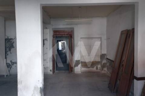 Moradia para restaurar com projeto de arquitetura para 4 quartos no Centro do Montijo e perto do Rio