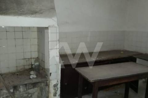 Moradia para restaurar com projeto de arquitetura para 4 quartos no Centro do Montijo e perto do Rio