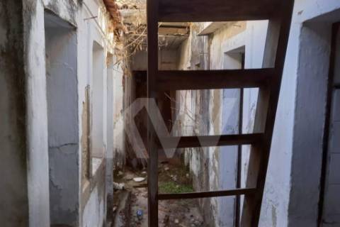 Moradia para restaurar com projeto de arquitetura para 4 quartos no Centro do Montijo e perto do Rio