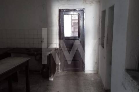 Moradia para restaurar com projeto de arquitetura para 4 quartos no Centro do Montijo e perto do Rio