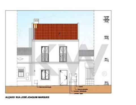 Moradia para restaurar com projeto de arquitetura para 4 quartos no Centro do Montijo e perto do Rio