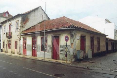 FANTÁSTICO IMÓVEL URBANO PARA CONSTRUÇÃO OU REABILITAÇÃO, NO CENTRO DE OVAR