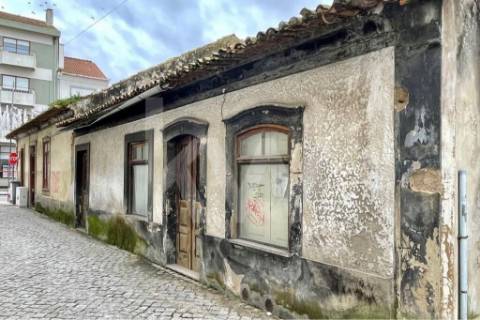 FANTÁSTICO IMÓVEL URBANO PARA CONSTRUÇÃO OU REABILITAÇÃO, NO CENTRO DE OVAR