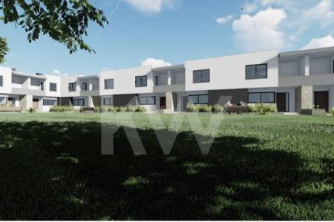 Ainda em construção visite esta fantástica moradia em condomínio fechado com piscina