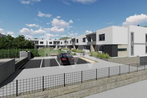 Ainda em construção visite esta fantástica moradia em condomínio fechado com piscina