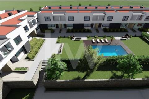 Ainda em construção visite esta fantástica moradia em condomínio fechado com piscina