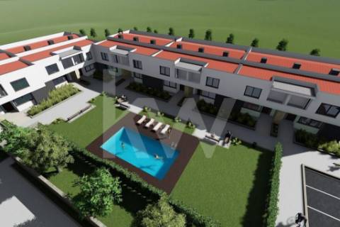 Ainda em construção visite esta fantástica moradia em condomínio fechado com piscina