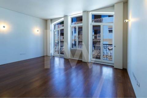 T2 COM VARANDA, EM CAMPANHÃ, PRÓXIMO AO TERMINAL INTERMODAL E DO ESTÁDIO DO DRAGÃO