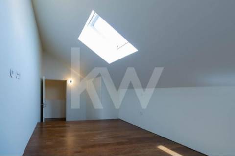 T2 COM VARANDA, EM CAMPANHÃ, PRÓXIMO AO TERMINAL INTERMODAL E DO ESTÁDIO DO DRAGÃO