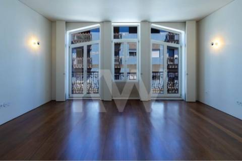 T2 COM VARANDA, EM CAMPANHÃ, PRÓXIMO AO TERMINAL INTERMODAL E DO ESTÁDIO DO DRAGÃO